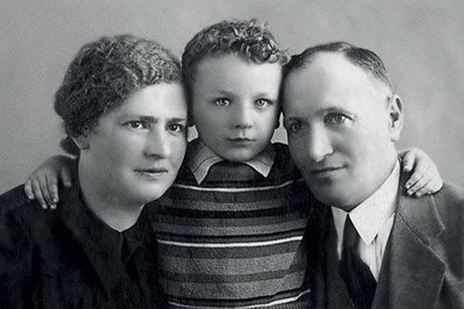 Михаил Жванецкий в детстве с родителями в Одессе