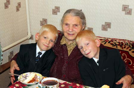 Ольга Ильинична с внуками
