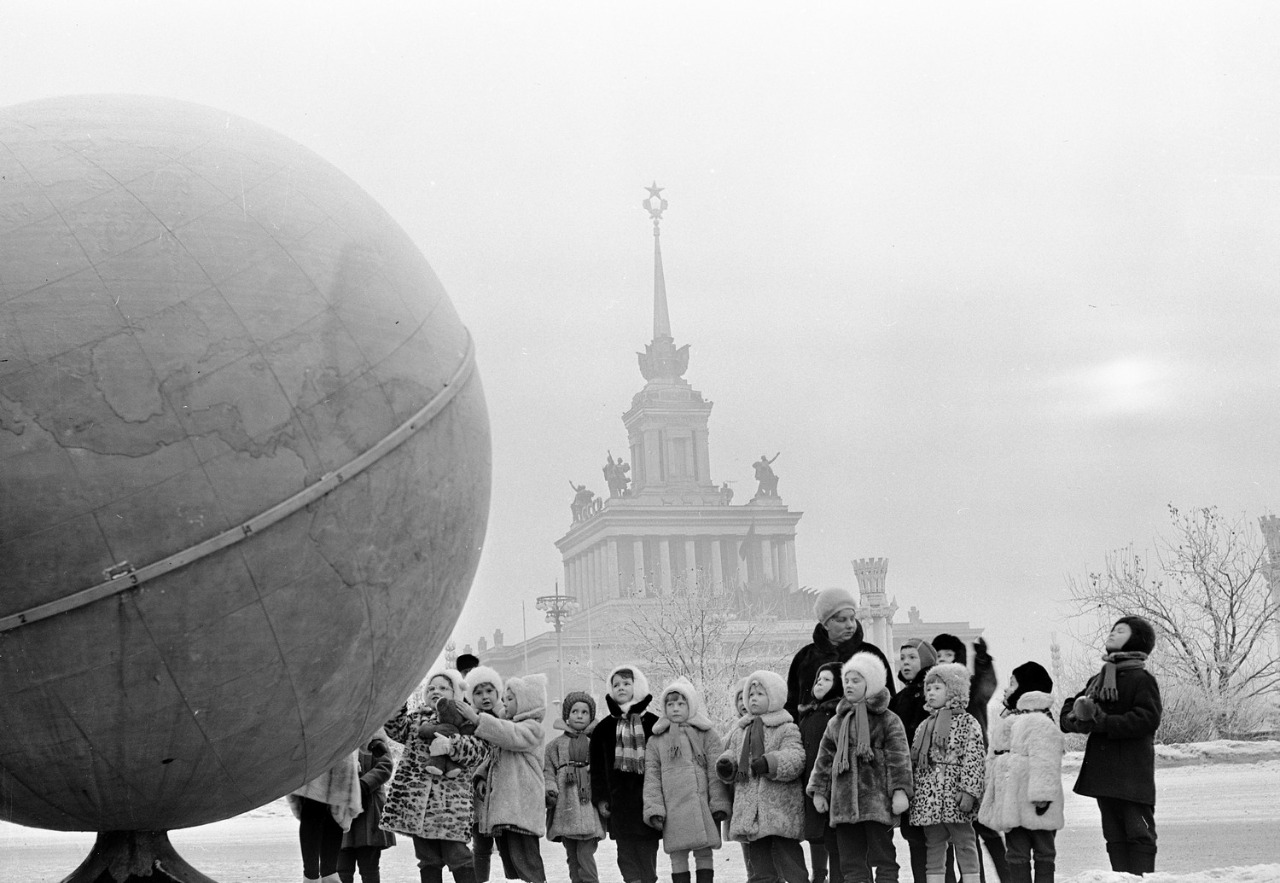 Детская экскурсия возле глобуса на площади Колхозов. Чернов, 1965 год.