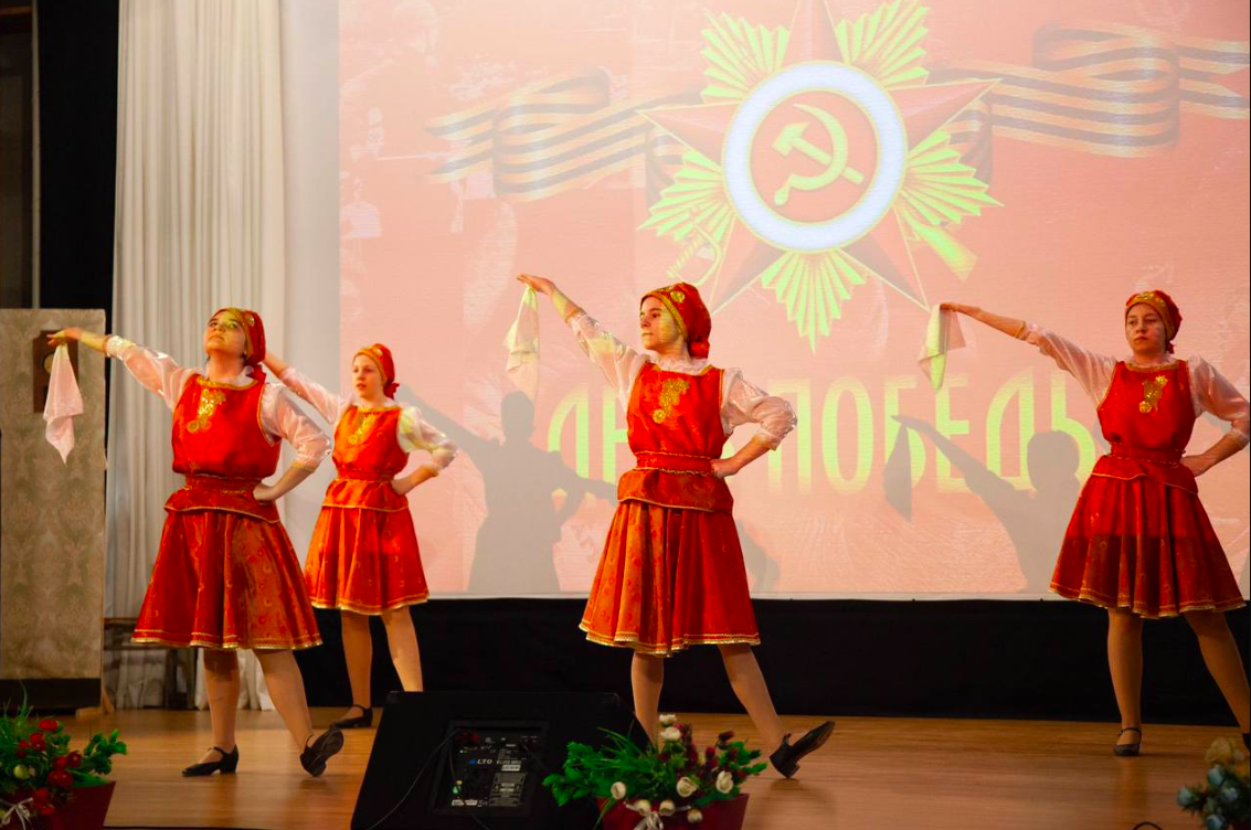 В геронтологических центрах Москвы поддерживают общение подопечных с молодежью