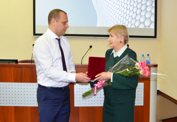 Новосибирских специалистов Холдинга «Швабе» наградили медалью ордена «За заслуги перед Отечеством» II степени и знаком отличия «За наставничество».