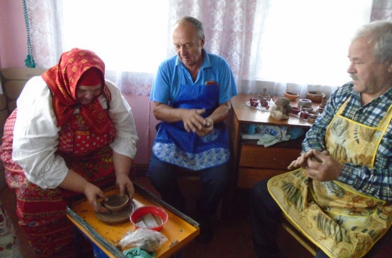 Старожилы деревни Церкова возрождают гончарный промысел